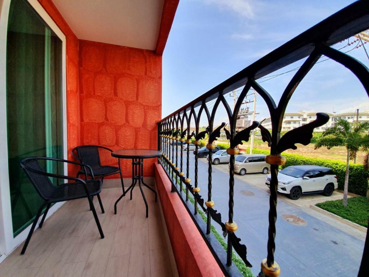 Seven Seas Condo By Dmitrii Pantai Jomtien Luaran gambar